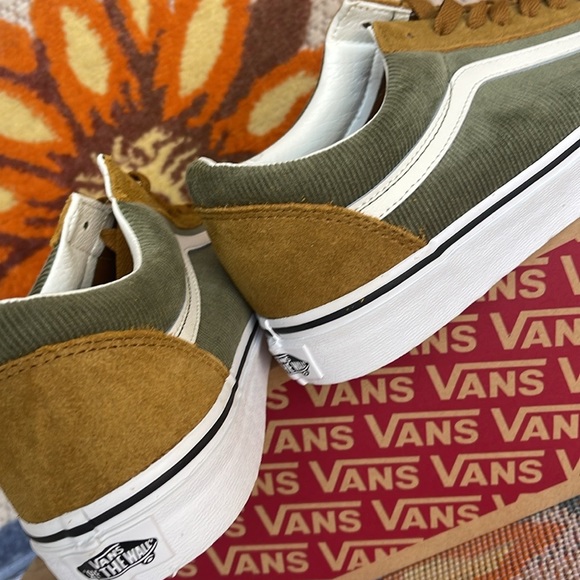 Vans Men’s Old Skool
Mini Cord Green/Brown
VN000ZNIT20A
Old Skool Corduroy Shoe - Picture 15 of 16